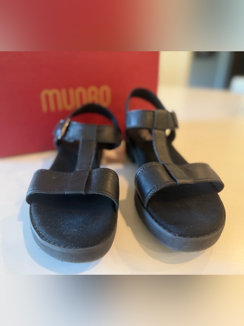 Munro Black Leather T-Strap Lug Sole Sandals size 12 M
